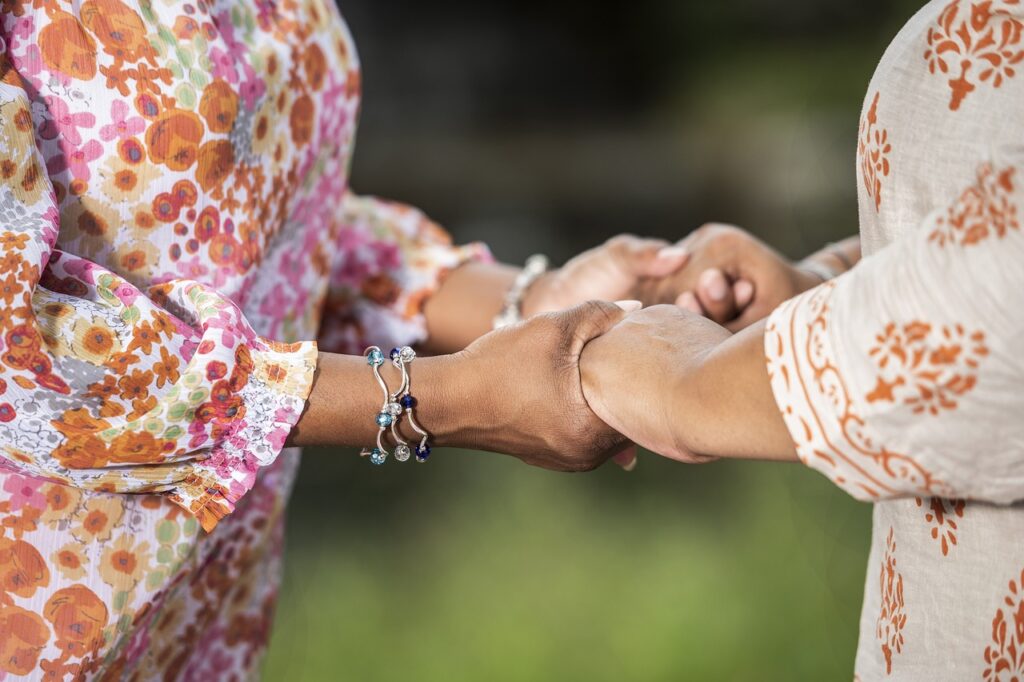 Duas mulheres de mãos dadas - Eterna Mãe